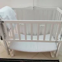 تخت کنار مادر