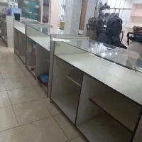 تعدادی میز پیشخوان و قفسه و کمد پرو