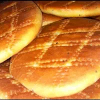 نان محلی خانگی تنوری شیرین و خوشمزه با شیر محلی