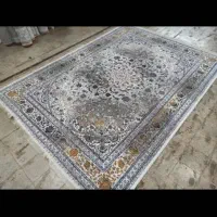 فرش ماشینی نو با بافت تمیز و رنگ‌بندی متنوع.
