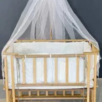 تخت کنار مادر و گهواره دستی
