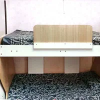تخت دو طبقه چوبی و سفید