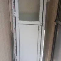 درب آلمینیوم و تعدادی میله گرد و آهن