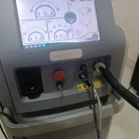 اپراتور لیزر در کلینیک تیدا