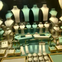 طراحی و تولید انواع ویترین طلافروشی