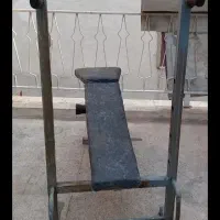 میز پرس سینه با هالتر و وزنه ها