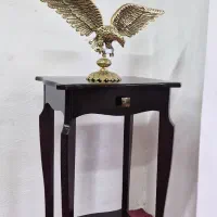 میز تلفن کنار سالنی چوبی