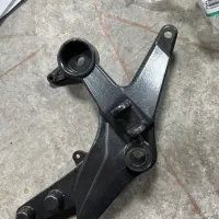 براکت راست چاپایی جلو موتور اپاچی