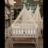 تخت گهواره کنار مادر