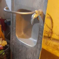 سینک تمیز و مرتب همراه شیرآلات