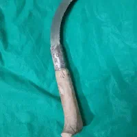 یک عدد داس قدیمی و چندتا تیکه وسایل