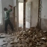 کارگر بنایی و تخریب