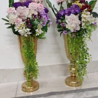گلدان به همراه گل