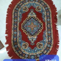 قالیچه و تعدادی فرش کناره و پادری