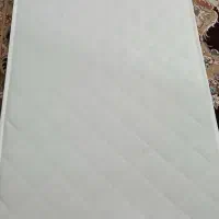 یک عدد تخت یک نفره نو و تشک تخت کاملا نو
