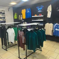 دکور و ویترین مغازه پوشاک مردانه