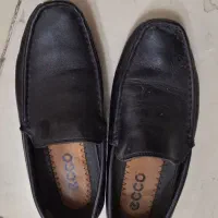 تعداد زیادی لباس و کفش درحد نو