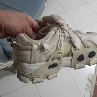 یک جفت کتونی فروشی