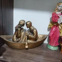 تعدادی مجسمه و دکوری