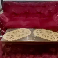 مبل هفت نفره تمیز و پرده و یک میز وسط