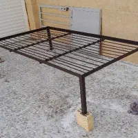 تخت نشیمن آهنی