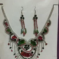 تعدادی گردنبند و اکسسوری