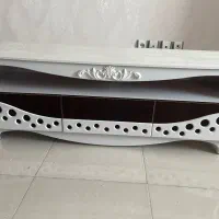 میز تلویزیون مدرن و تمیز (در حد نو)