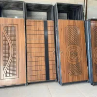 درب چوبی همراه با چارچوب قفل و دستگیره