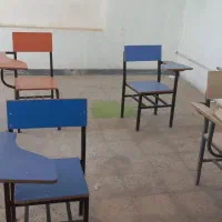 صندلی و وسایل مدرسه