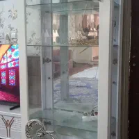 یک کمد پارتیشن سفید زیبا