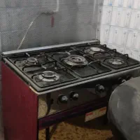 دو عدد اجاق گاز ۵ شعله . میز ناهارخوری ۶ نفره