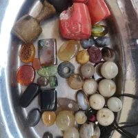 تعدادی مهره ،نشان و خط کهنه و نو یکجا