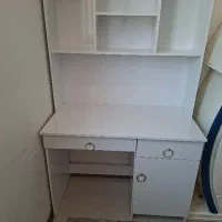 میز تحریر و کتابخانه