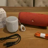 دو عدد اسپیکر JBL CHARGE 3 و SONY SRS-XB10