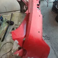 کارگر نقاش خودرو برای سمباده زنی