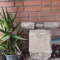 جوغن سنگی قدیمی با دسته چوبی