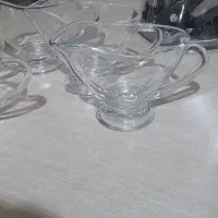 مقداری ظرف آشپزخانه استفاده نشده