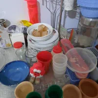 تعداد زیادی وسایل آشپزخانه