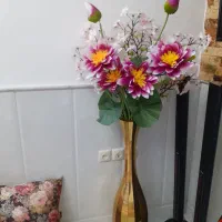 گل و گلدون کنار سالنی