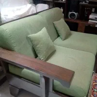 مبل دو نفره چوبکده با میز. در حد آکبند