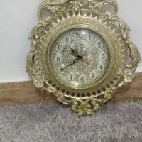 ساعت دیواری طلایی