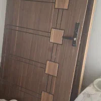 درب چوبی ورودی ساختمان در