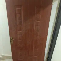 در چوبی ورودی آپارتمان در حدنو