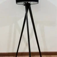 آباژور کنار سالنی سه پایه چوبی مشکی