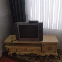 تلویزیون و زیر تلویزیون قدیمی