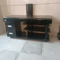 میز تلویزیون و ساعت ایستاده