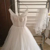لباس عروس بالاتنه کار شده پایین جنس تور در حد نو