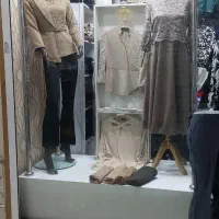 ویترین مغازه پوشاک کاملا سالم
