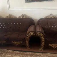 راحتی هفت نفره با کنار مبلی و ساعت ایستاده