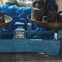 ترازوی قدیمی و یک ترازوی ده کیلویی با سنگ